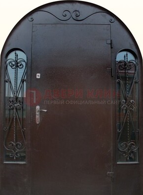 Арочная дверь со стеклом и ковкой ДА-16 под старину в Железнодорожном