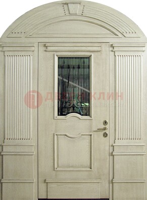 Белая входная дверь массив со стеклом и ковкой ДА-49 в Железнодорожном