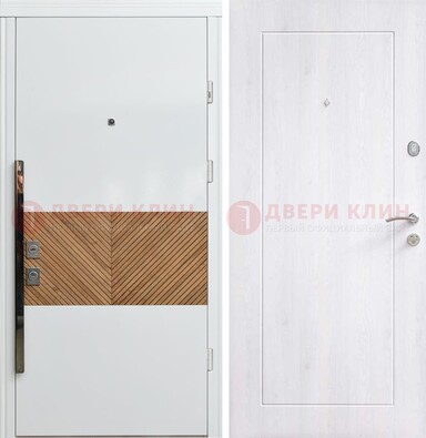 Белая железная дверь МДФ горизонтальной вставкой ДМ-265 в Железнодорожном