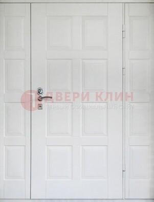 Белая входная дверь для коттеджа с МДФ ДМ-536 в Железнодорожном