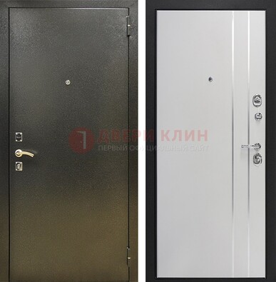 Железная темная дверь с порошковым покрытием и белая МДФ с молдингами  ДП-296 в Железнодорожном