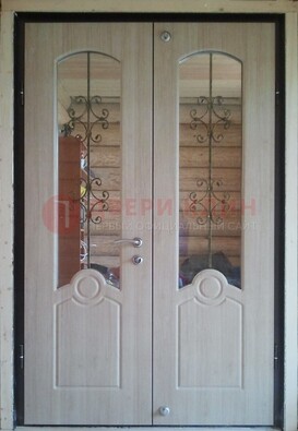 Парадная дверь со стеклянными вставками и ковкой ДПР-23 в деревянный дом в Железнодорожном