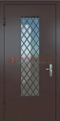 Темная металлическая дверь с решеткой и стеклом ДС-7 в Железнодорожном