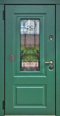 Зеленая металлическая дверь со стеклом и ковкой ДСК-113 в Яхроме