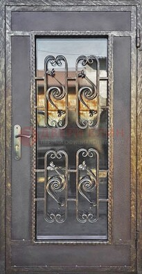 Коричневая наружная дверь порошок со стеклом и ковкой ДСК-160 в Железнодорожном