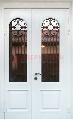 Белая стальная дверь стекло с ковкой и филенкой ДСК-201 в Железнодорожном