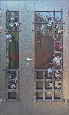 Распашная уличная дверь Порошок со стеклом и ковкой ДСК-221 в Железнодорожном
