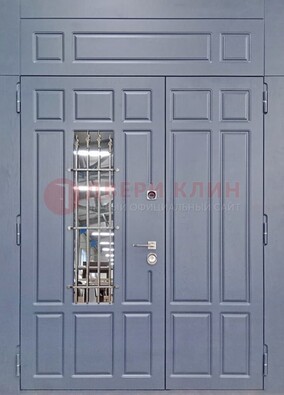 Серая двухстворчатая дверь Винорит со стеклом и ковкой ДСК-234 RAL 7024 в Железнодорожном