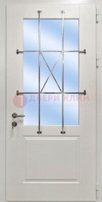 Белая простая железная дверь Винорит со стеклом и ковкой ДСК-257 в Железнодорожном