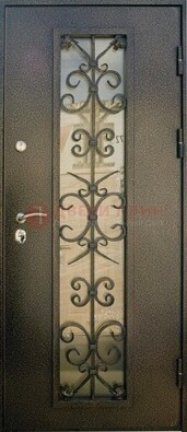 Входная дверь Дверь со стеклом и ковкой черного цвета ДСК-76 для веранды в Железнодорожном