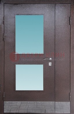 Коричневая тамбурная дверь со стеклянными вставками ДТМ-21 в Железнодорожном