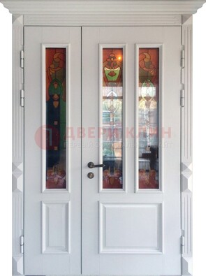 Белая полуторная металлическая дверь с витражом ВЖ-12 в Железнодорожном