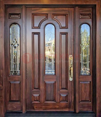 Железная классическая дверь с массивом дуба и витражом ВЖ-18 в Железнодорожном