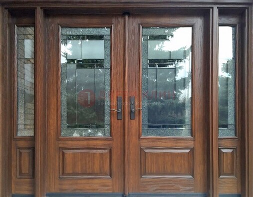 Распашная стальная дверь с массивом с витражом и фрамугами ВЖ-21 в Железнодорожном